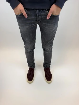 Dondup Jeans George  - Dondup Jeans George!  Storlek 32, Ny pris 4000 kr Original slitningar från fabrik 