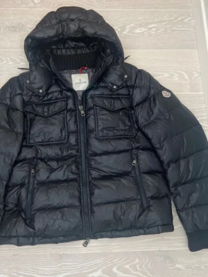 Säljer Massa olika kläder kolla bilder - Köp inte!!!!!!!!!!!!!Köp inte!!!!!!!Säljer massa olika kläder skriv till mig om ni är intresserade av något.Priset är inte för alla plaggen ge prisförslag om ni är intresserade av något plagg. 