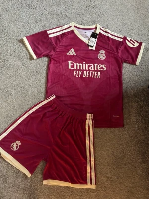 Real Madrid set - Real Madrid set, finns i både storlek S och M. Kommer ett komplett set med både tröja och shorts. 