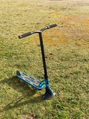 Blå trick sparkcykel - Säljer en blå och svart trick sparkcykel med robust metallram och greppvänliga handtag. Deck med halkskydd och coolt mönster, perfekt för skateparken eller att cruisa runt i stan. Lätt att styra och smidig att ta med sig.köp ny för 1800kr