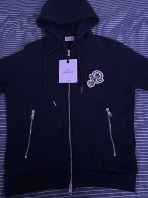 Monclizzy Hoodie - Helt ny, aldrig använd. Nfc scan på loggan. QR och allt finns.