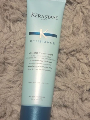 Kérastase Ciment Thermique 150ml - Kérastase Resistance Ciment Thermique är en stärkande leave-in kräm för skadat hår. Produkten är framtagen för att skydda håret vid värmestyling och innehåller Vita-Ciment Topseal som hjälper till att återuppbygga och stärka hårfibern. Denna värmeskyddande mjölk gör håret mjukt och glansigt. Taget från ca 4 ggr.