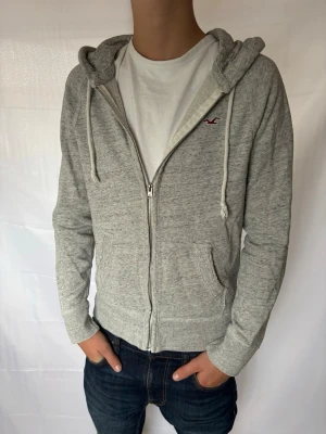 Vintage hollister tröja - En riktigt fet vintage hollister tröja! Sitter riktigt bra och har fint skick. | Skick:9/10 | modellen är 176cm lång‼️. | Stl S-M | Pris 599 men kan diskuteras😁☺️🤩