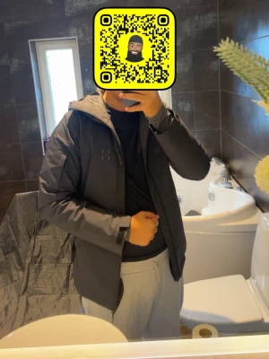 Svart vindjacka från Haglöfs ”äkta” ny pris 2999kr - Snygg svart vindjacka från Haglöfs med huva och dragkedja framtill. Jackan har minimalistisk design, diskret logga på bröstet och är tillverkad i ett lätt, vindtätt material. Perfekt för blåsiga dagar och enkel att matcha med olika outfits.
