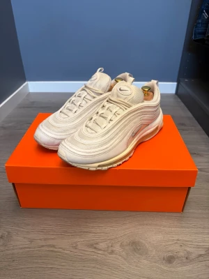 Nike Air Max 97 vita sneakers - Säljer ett par Nike Air Max 97 sneakers 👟. I skorn är det storlek 44,5 men eftersom storleken är liten i Air Max 97 så är det en 43 egentligen📏. Skorna är använda men fortfarande otroligt fräscha! Skriv vid funderingar!✅ Postar inom 24h!🚚📦