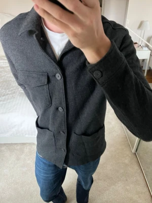 Mörkgrå overshirt med knappar från Massimo Dutti - Säljer en SJUKT snygg overshirt, ett riktigt fint plagg från Massimo Dutti i väldigt bra skick! ✌🏼😁——————————————————————————                                                                      📐| Storlek: L                                                           👖| Märke: Massimo Dutti                                      🔎| Skick: Mycket Fint                                 