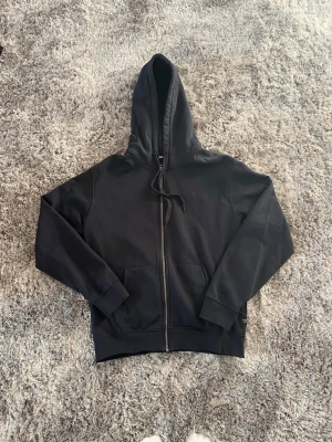 Replay hoodie - Mörkblå replayhoodie i storlek M, bra skick och inga defekter, hör av er vid frågor!