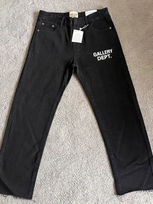 GALLERY DEPT 👖  - HELT NYA GALLERY DEPT JEANS MED TAGEN 🏷️ ✅I FÄRGEN HELT SVART✅ MED TRYCKET ” GALLERY DEPT” ✅ I STORLEK S ✅ 
