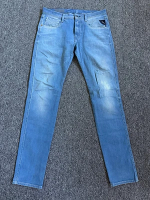 Replay Jeans - Storlek 32. Cond 9/10. Nypris 2399, vårat pris 699. Pris är förhandlingsbart vid snabb affär. Hör av dig vid minsta lilla fundering.