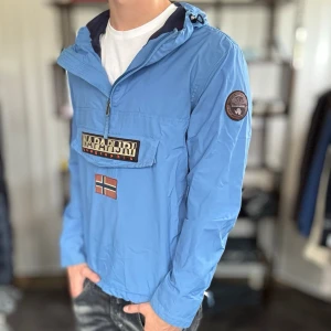 Napapijri Windbreaker - Mycket fint skick, inga defekter. Nypris ca 2000kr. Modellen är 185 cm, 75 kg. Alltid billigare pris vid köp av flera varor‼️🙌Svarar alltid på frågor eller funderingar! 