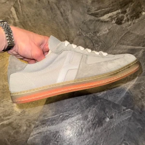 Ovanliga Hermés sneakers  - Mycket fint skick, inga defekter. Nypris 12 000kr. Modellen heter boomerang och säljs inte längre. Äkthet garanterad, vi är ett registrerat företag med perfekta recensioner. Svarar gärna på frågor och funderingar🤩🤝