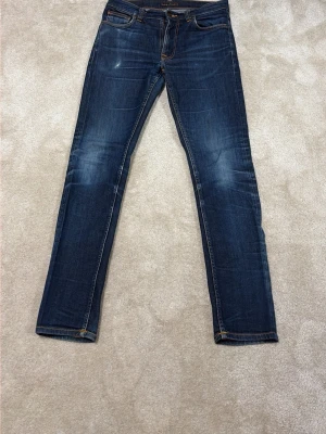 Nudie jeans lean Dean - Snygga nudie jeans i modellen lean Dean. Jättefint skick med en asfet tvätt. Sparsamt andvända! Skriv om du har några frågor!