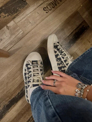 Christian Dior monogram sneakers - Hejsan! Säljer mina fina dior skor, då jag vill lägga pengar på andra saker. Skorna är i superfint skick och har använts skonsamt i cirka 2 veckor! Nypris är 10 500. 