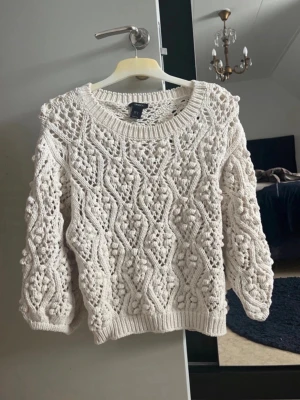 Stickad tröja  - Cremefärgad fin stickad tröja i ganska tungt material från Lindex.💕 aldrig använt men utan prislapp. 🩷