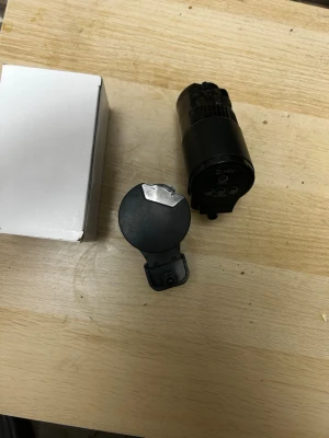 automatisk matare till akvarium - Elektronisk matare , troligen för akvarium eller liknande användning. Cylindrisk form med tydliga knappar och symboler på ena sidan. Kommer med en vit kartong. Perfekt för att automatisera belysning eller matning. 200 per styck eller både för 300kr