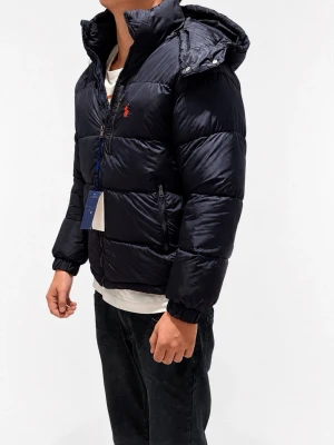 Ralph Lauren Jacka - Säljer nu en mörkblå vinterjacka från Ralph Lauren. Jackan är i barnstorlek L och passar längden 172cm! Modellen på bilden är 181 lång, därför sitter jackan liten! Jackan är oanvänd med tags och till ovanligt bra pris! Därför är vårat pris 1899kr! Kom gärna med frågor angående passform, samt pris, då priset inte är ristat i sten!