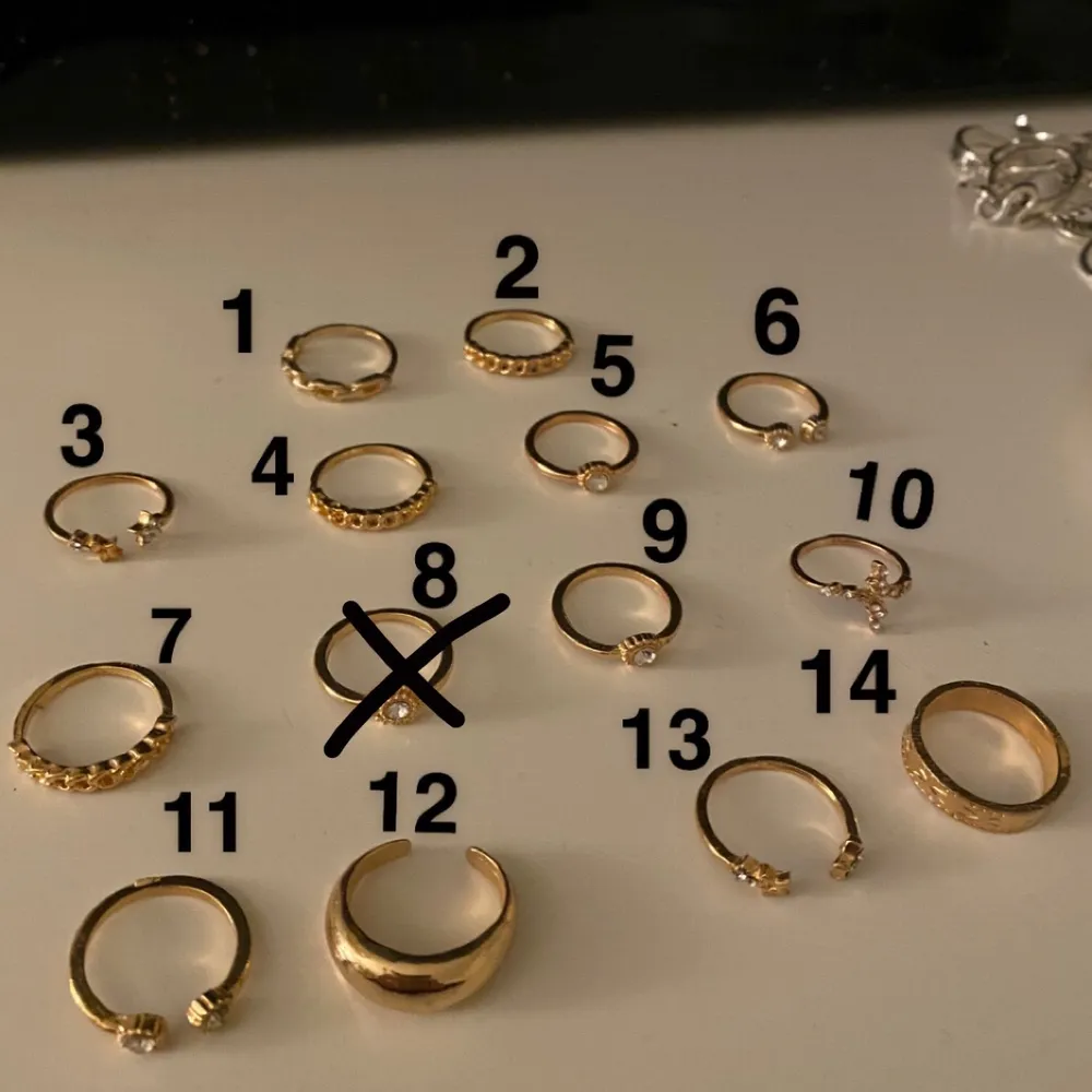 Säljer lite ringar!! 1 för 10 kr och 5 st för 40! Har markerat varje ring med ett nummer för att det ska vara smidigt, vill ni ha fler bilder på någon enskild ring så är det bara att skriva 🥰. Accessoarer.