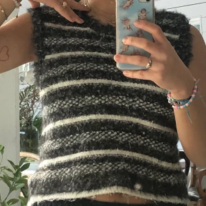 Söt knit vest från zara - En jätte fin knit vest från zara! Säljer pga att jag inte använder den längre, jätte snygg att ha över en skjorta 🥰 (den är väldigt liten i stl) 