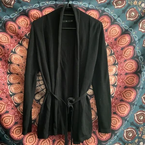 Svart kofta - En super mysig svart kofta🖤 inte min stil där av att jag säljer✨ frakt tillkommer📦