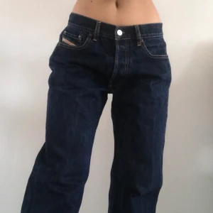 Lågmidjade Diesel Jeans - 🌏FRAKT PÅ 66KR TILLKOMMER🌍 Super snygga diesel jeans med låg midja och straight leg som sitter baggy. Står W33 i dem men sitter oversize på mig som är W25, så skulle säga W28. För långa på mig som är ca 160cm. Tveka inte på att skriva till mig om du undrar något eller vill pruta! :)