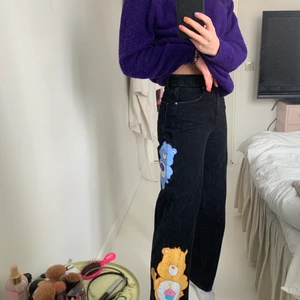 Jeans - Ascoola care bear jeans från bershka! Limeted edition kollektion så de är slutsålda!!! Ändast använda max 2 gånger. Storlek 34🦄🌸 köparen står för frakt