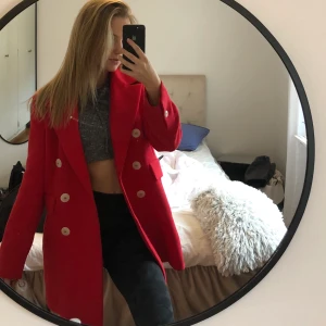 Röd kappa - Röd kappa från Mango!! Knappt använd! 170 inklusive frakt.