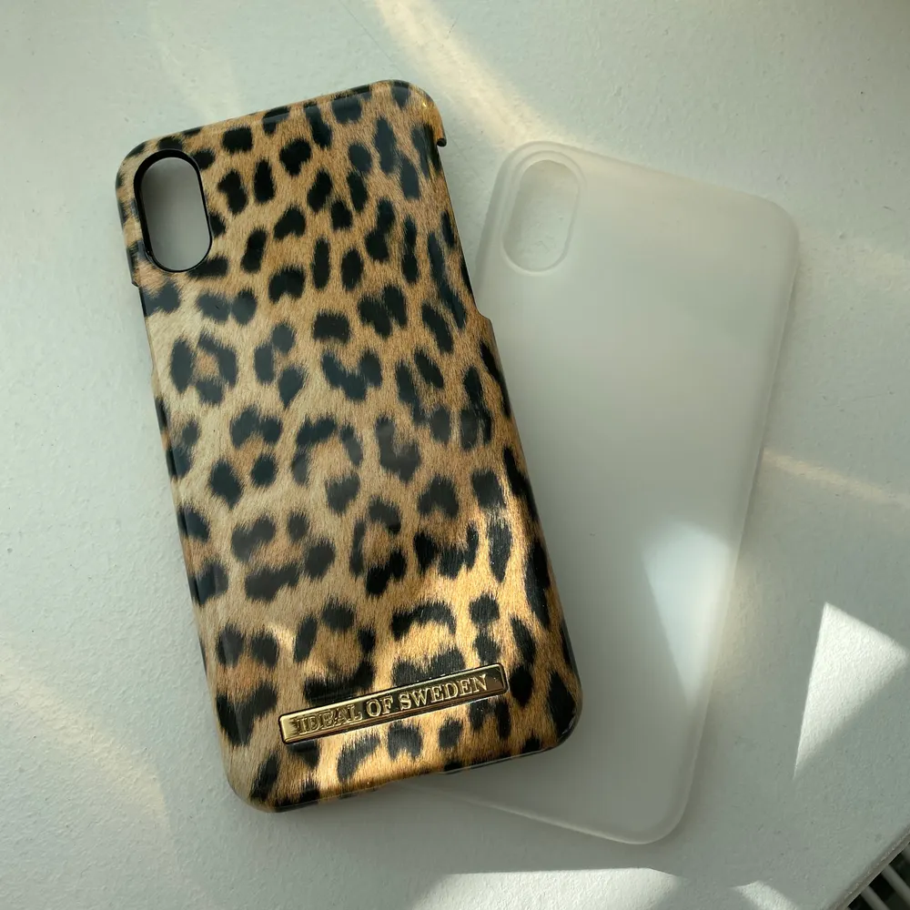 Ett leopard från iDeal of Sweden och ett vanligt genomskinligt skal till iPhone X. Använda men gott skick! Båda två för 130kr inkl frakt.. Accessoarer.