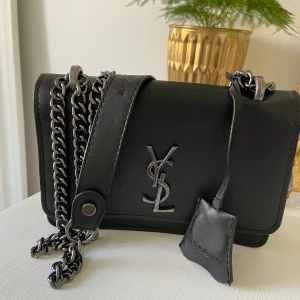 FAKE YSL VÄSKA - Skitfin kopia av YSL Sunset Medium Satchel. Aldrig använd! Från i Bazaarerna i Turkiet som gör väldigt bra kopior av designer väskor ~ En gåva men vet den kosta 300kr