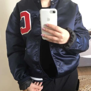 collage jacka  - säljer denna as feta jacka 🥰 har inget tryck på baksidan eller så de är storlek s herr så sitter lite oversized, sjukt snygg 🥰