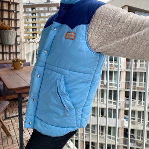 Varm väst! - Riktigt mysig varm väst! Köpt second hand. Ifall du har några frågor är det bara att skriva!  <3 :D