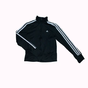 Adidas zipup - Ball Adidas zipup som sitter lite tightare, det till ett bar baggyjeans eller bootcut skulle vara assyggt!!