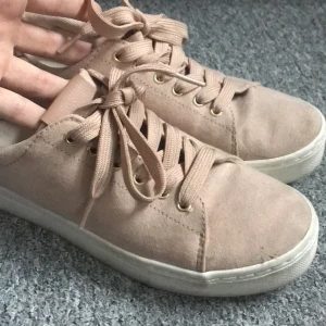 Skor - Jättegulliga smutsrosa skor, storlek 39 men är som en 38. Aldrig använda