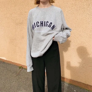 Collegetröja  - Vintage College sweatshirt, ljusgrå med svart text. Oversize. För frågor osv skriv priv!                             Kan skicka (köparen står för frakten) om det är många som vill köpa så kör vi bud! 