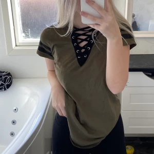 T-shirt  - Fin t-shirt jag säljer då jag inte har använt den på flera år. Ingen skada skedd