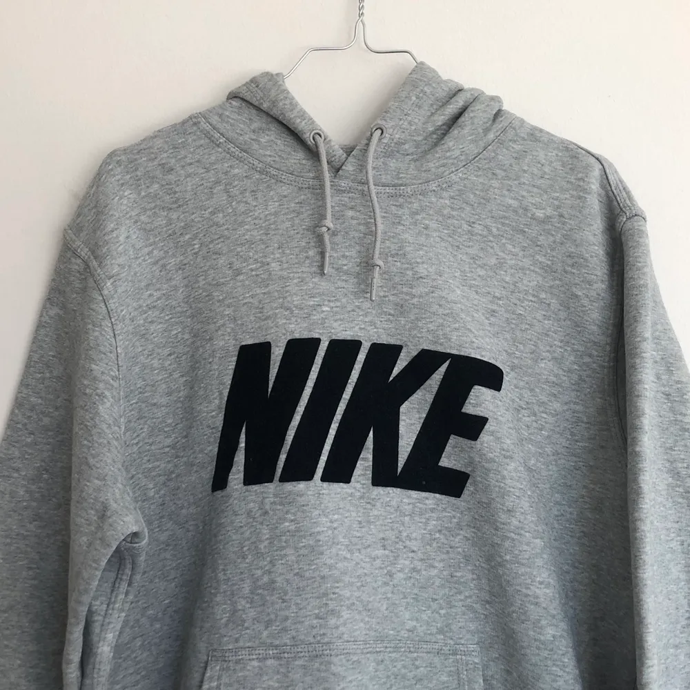 Säljer denna riktigt stabila Nike hoodien. Den är basically ny, bara använd någon gång och har inga direkta defekter. Tröjan är L och skulle säga att den är tts. Det är bara att skriva om du undrar något! 🌱💫🌎. Hoodies.