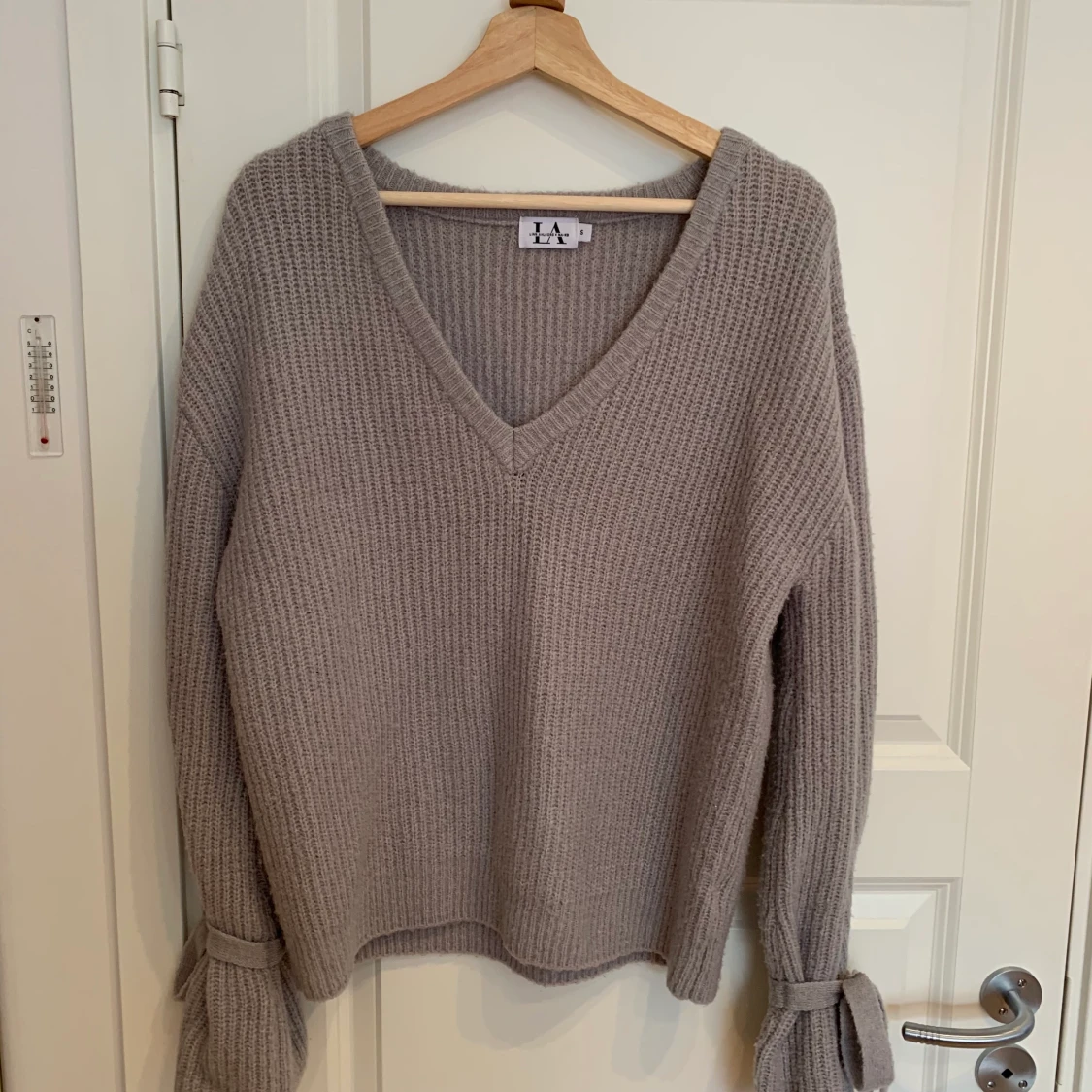 Linn Ahlborg x na-kd v-neck tie sleeve sweater i grå - 90