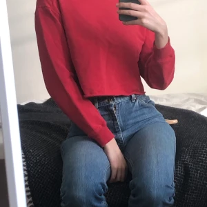 Croppad sweatshirt från otherstories - Röd Croppad sweatshirt från & other stories i storlek 38