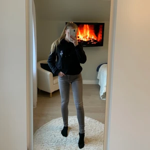 Mjuka jeans - Väldigt mjuka jeans i nyskick som är väldigt stretchiga men tjockt material. Älskar färgen som är väldigt grå-brun, passar till mycket. Sköna jeans i storlek 36