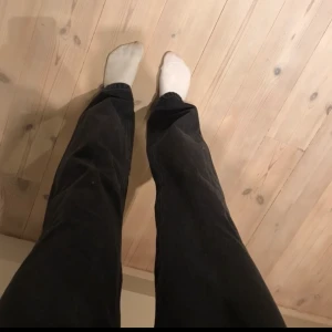 Svarta slutsålda jeans från zara 36  - Säljer dessa snygga slutsålda jeans från zara som aldrig är använda då dom är för stora 🥺 det är st 36 och är nyskick. Säljer för 300kr eller högsta bud 🥰 köpare står för frakt 