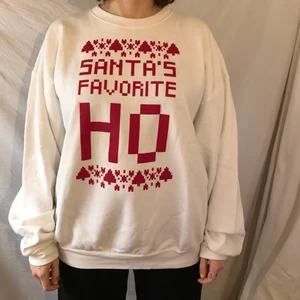 Jul sweatshirt  - En tjocktröja med ”santas favorite ho” skrivet på, älskar denna och den har fått vara med på mycket julfester! Köpt i xl för att jag tycker om oversize men funkar på M och L med. Frakt tillkommer på 50 kr.