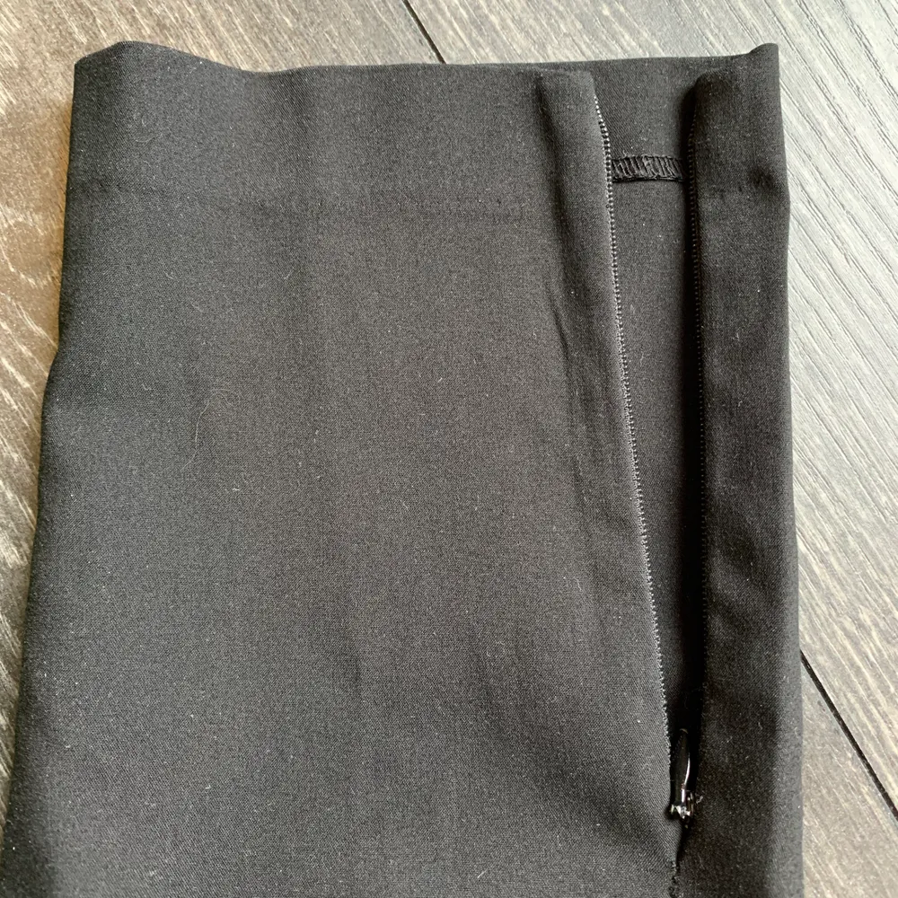 Svarta kostymbyxor från WEEKDAY i storlek 36/S. Snygg passform och i gott skick!. Jeans & Byxor.