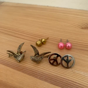 Örhängen - Säljer alla dessa örhängen. Köp alla för 25kr elr ett enstaka par för 9kr. Frakt tillkommer!😊 ❌peace-örhängena är sålda❌