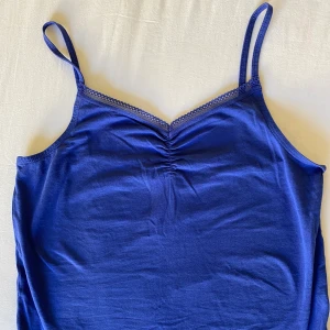 blå topp - sötaste blå toppen med spetskant, är normallångt i längden, alltså inte croppat. Skulle säga att den sitter som en vanlig S🤎 köpt på Sellpy men endast testad av mig!!