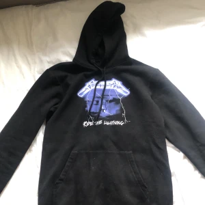 Svart Metallica Hooddie i storlek Xs - Inte mycket använd och i bra skick.