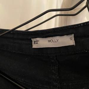 Svarta Molly jeans ifrån ginatricot, dem är väldigt använda och är i okej skick, dem har några små hål på ena fickan, och jag har klippt av dem en bit eftersom att dem var för långa för mig! Nypris : 300 kr! 