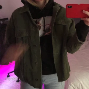 Manchester Jacka - Super cool och trendig Manchester jacka i grön färg från Zara. Endast använd ett fåtal gånger, i 10/10 skick! ⚡️💕💕