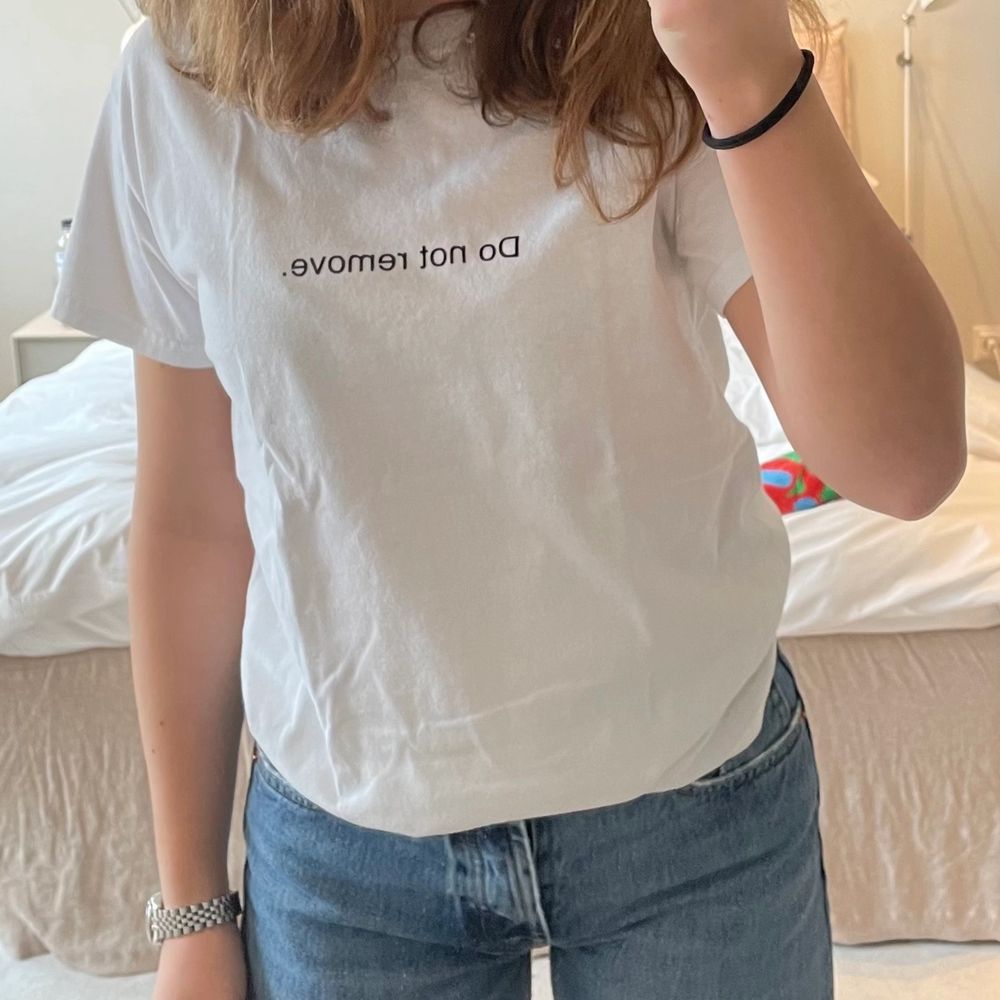 Säljer denna asnajs T-shirt från ”Fuck art, make tees” med trycket ”Do not remove.” T-shirten är i stl XS men jag som brukar ha S kan ha den så den är lite stor i storleken. Jag har använt T-shirten en eller två gånger och den är i nyskick. Materialet är inte alls genomskinligt som vita T-shirtar kan vara utan det är i bra kvalite! Säljer för 95kr + frakt!. T-shirts.