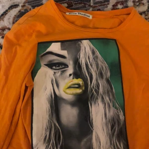 Acne tröja - Säljer min coola acne tröja som jag själv klippt av till en croptop! Om du vill ha fler bilder så är det bara att skriva 🥰