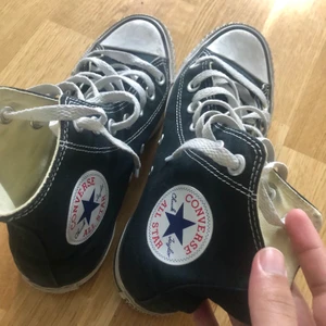 Svarta Converse  - Säljer mina svarta converse! De är köpta i somras men är för små. Har använt dom okej mycket men har insett att de ger mig för mycket skoskav. Tvättar dem självklart innan. De har en defekt på vänstersko vart jag har gått. Buda gärna från 200 kr <3  HÖGSTA BUD: 280