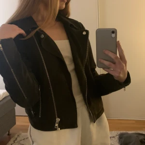 Mörkgrön mockajacka  - Modern snygg äkta mockajacka från Vila i bra skick. Är i storlek S. 